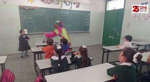 "المهرج".. أسلوب جديد يبتكره المعلم لؤي لتعليم طلابه في غزة