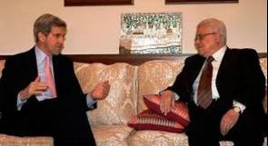 'واللاه': كيري هدد الرئيس عباس بقطع المساعدات عن السلطة