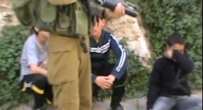 بالفيديو... قوات الاحتلال تعتدي على طفل في الخليل وتحتجزه رغم اصابته