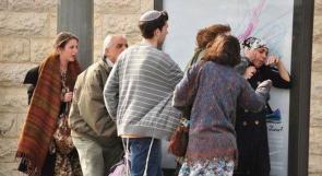 يهوديات يحاولن خلع حجاب فلسطينية في القدس