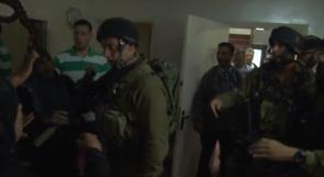 بالفيديو.. أهالي سلواد يطردون جنود الاحتلال من منزل بطريقة مهينة