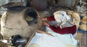 خاص لـ"وطن": بالفيديو.. في خان يونس يعدون الخبز بأفران الطين