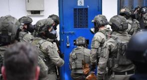 قوات القمع تقتحم قسم (3) في سجن "نفحة" وتعزل أحد الأسرى