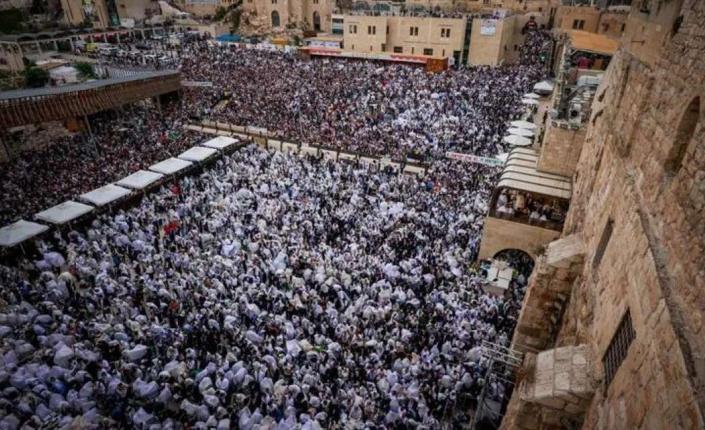 مئات المستوطنين يقتحمون باحات الأقصى في ثالث أيام "عيد الفصح"