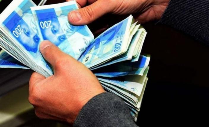 رواتب الموظفين عن شهر حزيران يوم غدٍ الأربعاء بنسبة لا تقل عن 50% وبحد أدنى 2000 شيكل