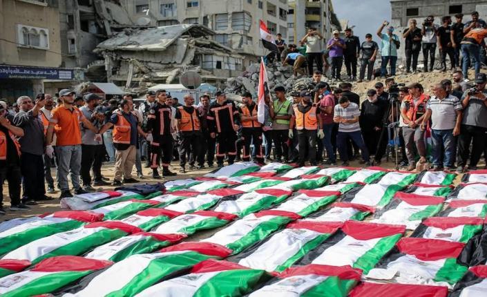 تشييع جثامين 105 شهداء انتشلوا من تحت أنقاض مبانٍ مدمرة في غزة
