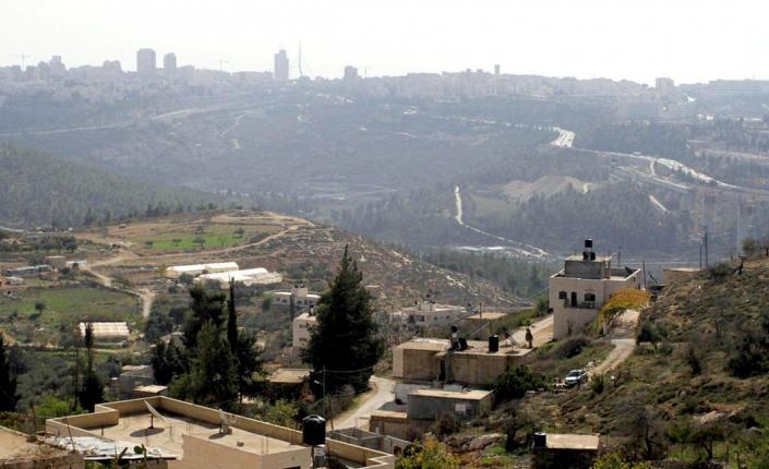 بيت إكسا.. قرية تُحاصَر من الخارج وتُفكَّك من الداخل عبر البؤر الاستيطانية