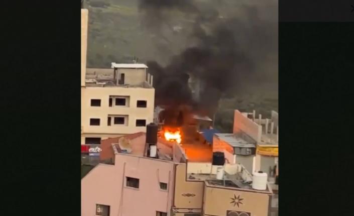 مستوطنو وجنود الاحتلال يحرقون شاحنة ويحطمون سيارة اسعاف ويعتدون على المواطنين ومنازلهم في حوارة