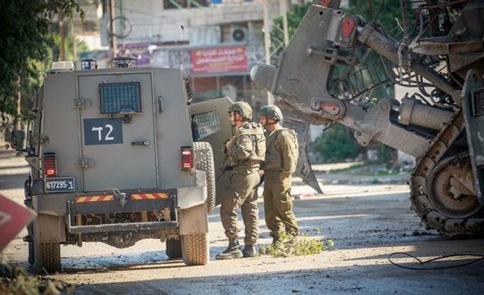 لليوم الثالث: الاحتلال يواصل عدوانه على الخليل ويعتقل 20 مواطنا