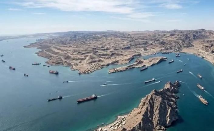 "هرمز" يتصدر محادثات إيران ودول الخليج في عُمان.. بحث ترتيبات الملاحة وتأمين عبور السفن
