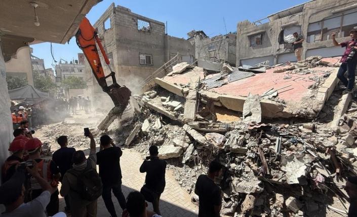 غزة: الاحتلال يواصل عدوانه والدفاع المدني ينتشل رفات 13 شهيداً من تحت الأنقاض