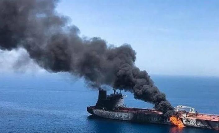 الحرس الثوري يعلن انفجار ناقلة نفط ثانية في هرمز.. وعراقجي يطرح خطة لإعادة فتح المضيق خلال 7 أيام
