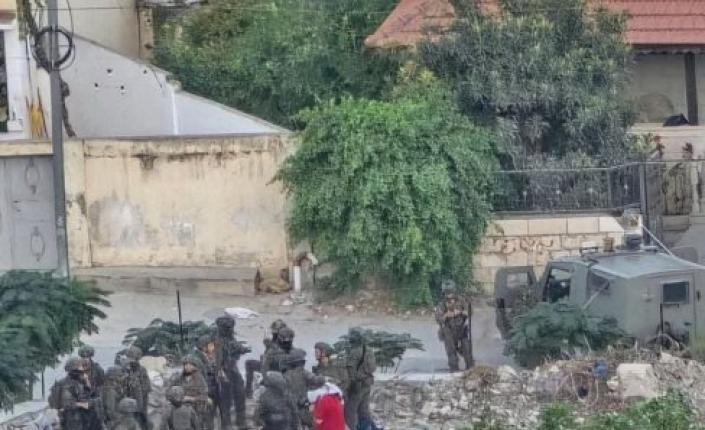 الاحتلال يفتش منازل ويحتجز عشرات المواطنين ويستجوبهم في برقة شمال غرب نابلس