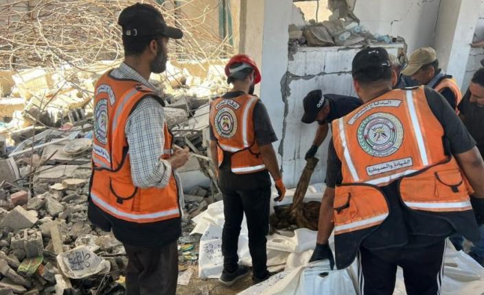 انتشال جثامين 17 شهيداً من تحت الأنقاض في غزة