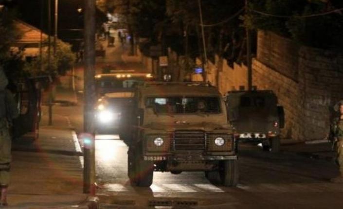 نابلس: الاحتلال يقتحم مخيم العين ويطالب الأهالي بإخلاء منازلهم ويعتقل عدداً من الشبان وسيدة