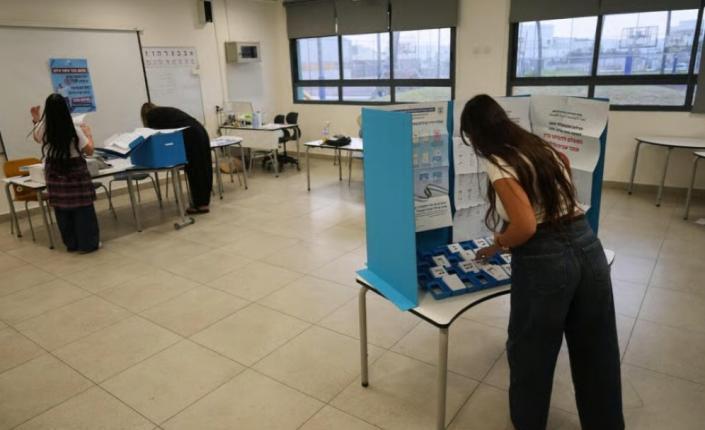 فتح صناديق الاقتراع لانتخابات الكنيست
