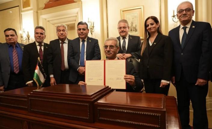 لجنة شعث تتسول 30 مليون دولار لبناء "معسكرات" مزودة بصالات رياضية ومرافق للترفيه، وأنظمة تكييف وتدفئة لكبار موظفيها فوق ركام غزة وجثث اطفالها