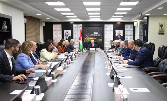 مجلس الوزراء يصادق على زيادة كميات الأدوية ويوجه لدراسة مطالب نقابة النقل ويبحث تطورات الأوضاع السياسية والإنسانية