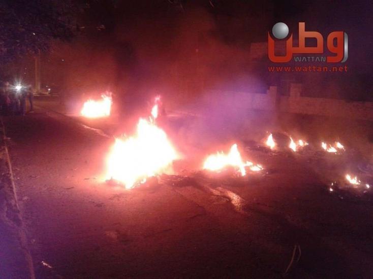 بالصور ... اشعال الاطارات بمخيم طولكرم رفضاً لعدادات الكهرباء مسبقة الدفع بالصور ... اشعال الاطارات بمخيم طولكرم رفضاً لعدادات الكهرباء مسبقة الدفع