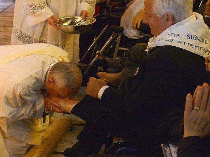 بالصور والفيديو .. بابا الفاتيكان يغسل قدم مسلم ليبي وينحني ويقبّلها