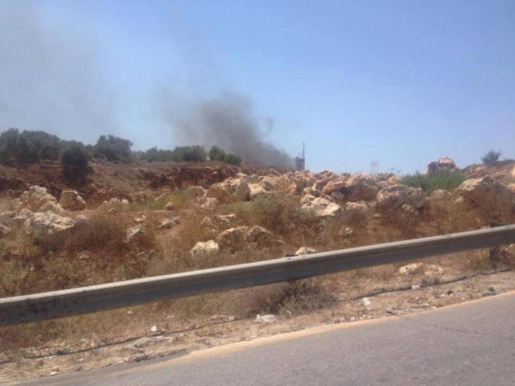 بالصور.. شبان يحرقون برج عسكري قرب عابود غرب رام الله