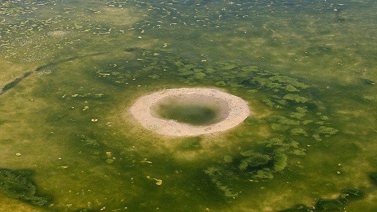 حفرة عملاقة تحت الماء في أميركا تحير العلماء حفرة عملاقة تحت الماء في أميركا تحير العلماء