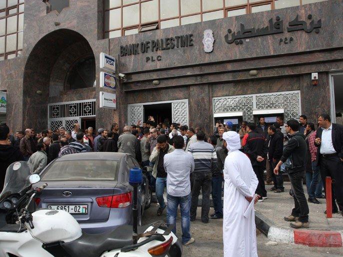 خاص لـ "وطن": بالفيديو... النازحون في غزة يطالبون بالـ"300 شيقل" خاص لـ "وطن": بالفيديو... النازحون في غزة يطالبون بالـ"300 شيقل"