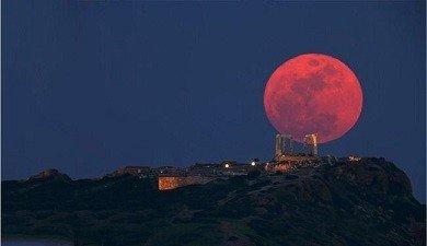 هل القمر الأحمر ينبئ بنهاية العالم آخر الشهر الحالي؟!