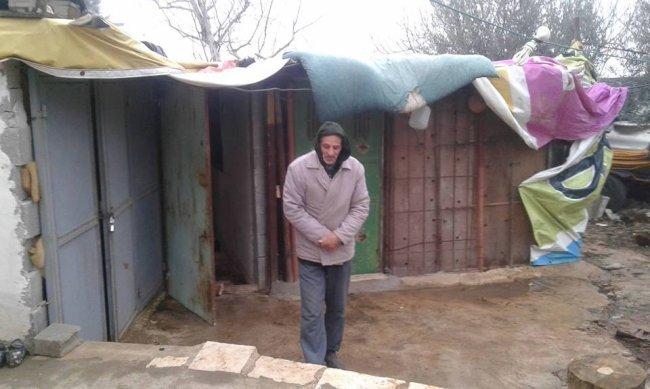 منزل محمد عابدة وحيداً وسط ثلاث مستوطنات