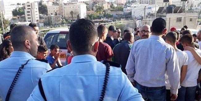 الاحتلال يمنع فعاليات التضامن مع الأسرى في باحة الصليب الأحمر بالقدس