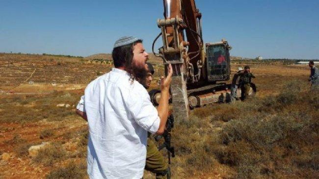 مستوطنون يجرفون اراض زراعية جنوب بيت لحم