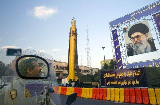 20 جريحاً في هجوم على عرض عسكري جنوب إيران