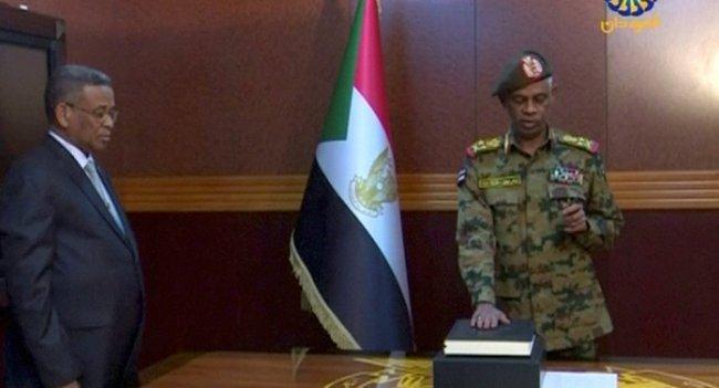 المجلس العسكري في السودان: إحالة الفريق أول عوض بن عوف ومدير المخابرات إلى التقاعد