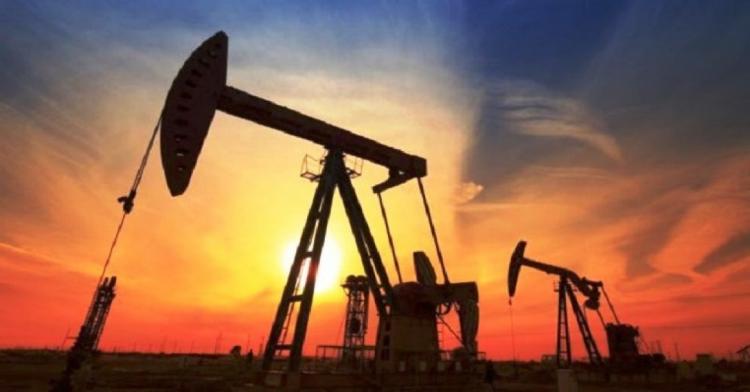 أسعار النفط تستقر والأنظار على اتفاق التجارة ومخزونات أمريكا