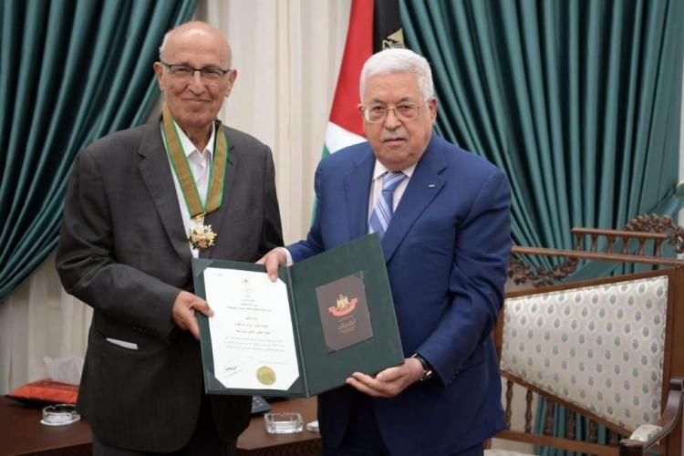 الرئيس يقلد نبيل شعث النجمة الكبرى من وسام القدس الرئيس يقلد نبيل شعث النجمة الكبرى من وسام القدس