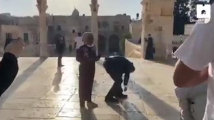 شاهد | مقدسيون يطردون الوفد المطبع الذي اقتحم الأقصى بحماية من شرطة الاحتلال