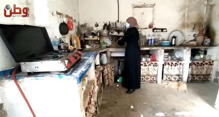 ياسمين.. تعيش وحيدة في منزل آيل للسقوط وتناشد المسؤولين لإعمار بيتها ياسمين.. تعيش وحيدة في منزل آيل للسقوط وتناشد المسؤولين لإعمار بيتها