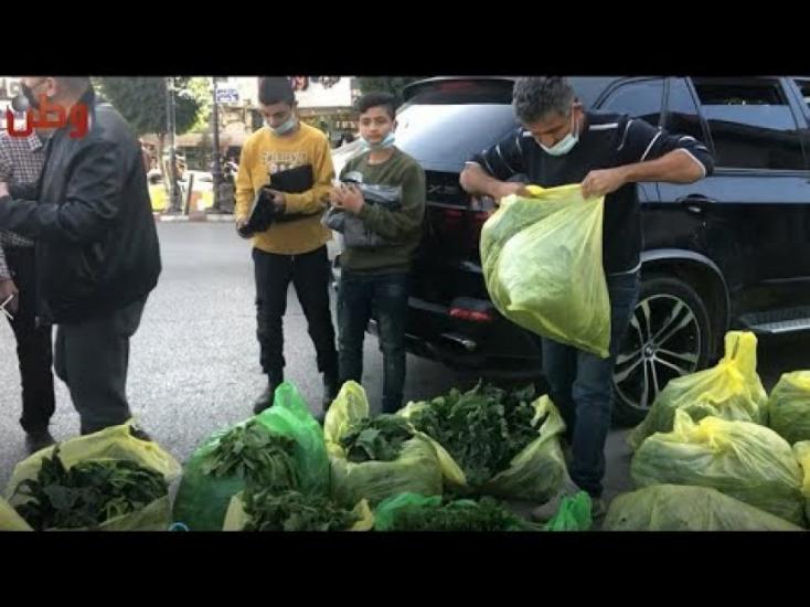 احتجاجا على ضعف التسويق والدعم الحكومي.. مزارعون يوزعون منتجاتهم بالمجان على المواطنين في رام الله