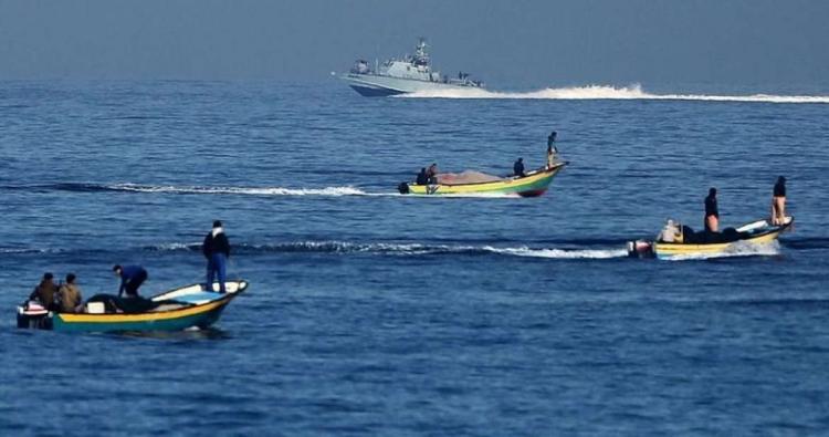 قرار الاحتلال منع تصدير الأسماك للضفة يُثقل كاهل صيادي غزة
