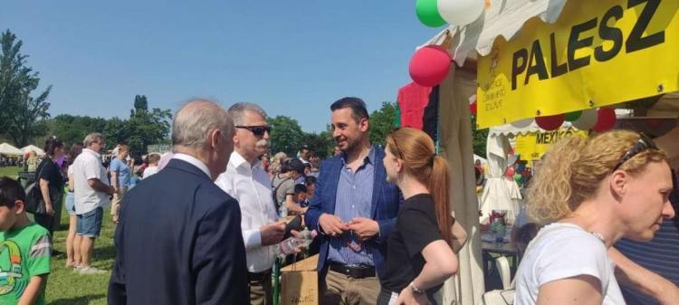 رئيس البرلمان المجري ونائب وزير الخارجية يزوران خيمة فلسطين.. "فلسطين تعانق الاطفال بيوم الطفل في بودابست" رئيس البرلمان المجري ونائب وزير الخارجية يزوران خيمة فلسطين.. "فلسطين تعانق الاطفال بيوم الطفل في بودابست"