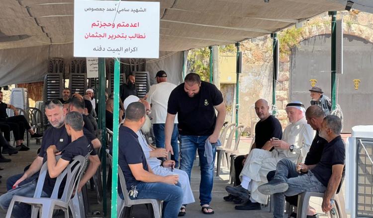 أهالي اللد يعتصمون للمطالبة بتسليم جثمان شهيد أعدمته شرطة الاحتلال