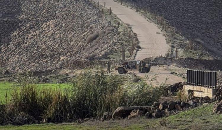 الاحتلال يعتقل مواطنا سوريا ويقصف بلدة بيت جن بالمدفعية الاحتلال يعتقل مواطنا سوريا ويقصف بلدة بيت جن بالمدفعية