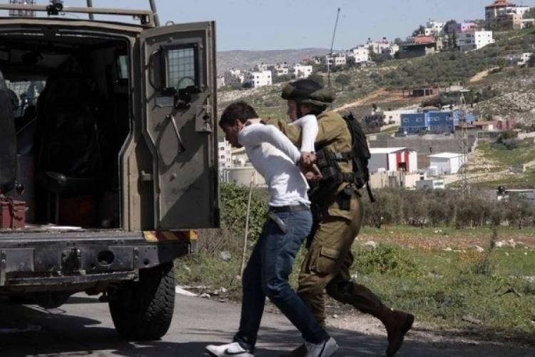 الاحتلال يعتقل مواطنا شرق بيت لحم الاحتلال يعتقل مواطنا شرق بيت لحم