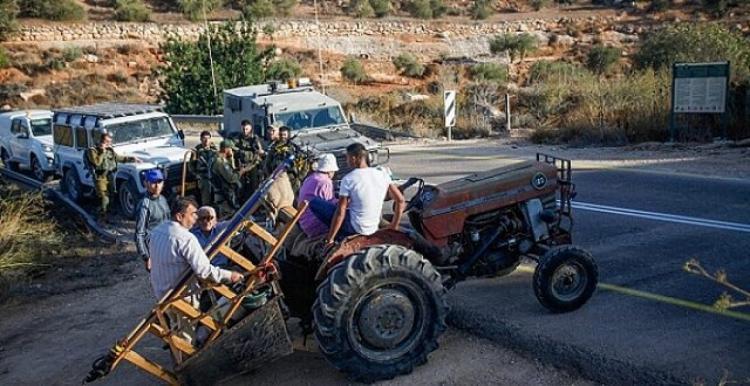 الاحتلاليمنع المزارعين من قطف ثمار الزيتون في بلدة بيتا جنوب نابلس