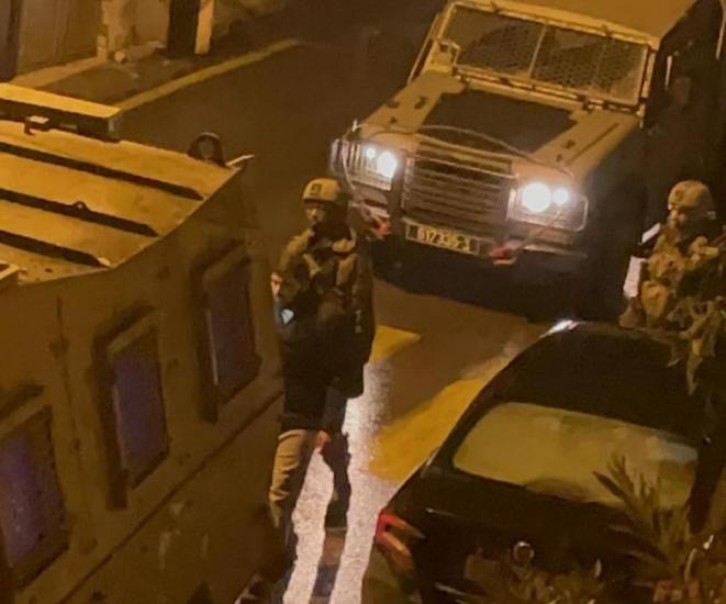 قوات الاحتلال تعتقل أسيرًا محررًا من مخيم العروب بالخليل قوات الاحتلال تعتقل أسيرًا محررًا من مخيم العروب بالخليل