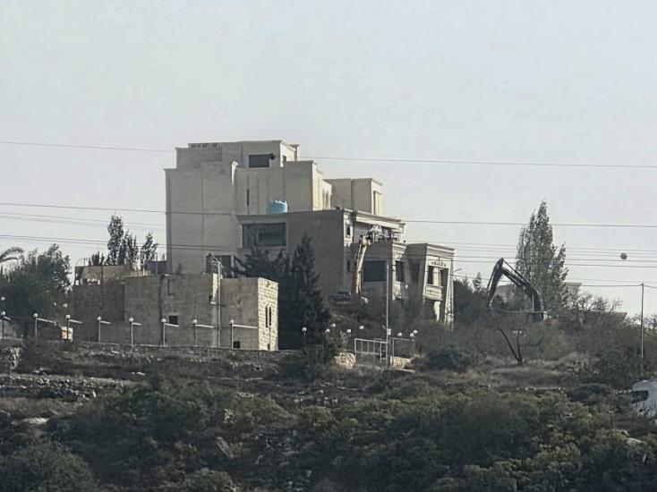 الاحتلال يهدم عمارة سكنية في الخليل ويغلق مداخل المدينة ومخارجها الاحتلال يهدم عمارة سكنية في الخليل ويغلق مداخل المدينة ومخارجها