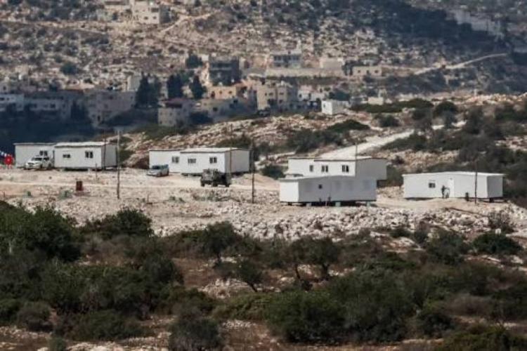 الاحتلال يشرع بإقامة مستوطنة جديدة وشق طريق استيطانية في المجد بالخليل