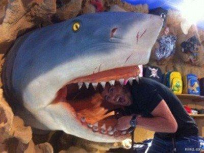 سمك القرش يهاجم حارس مرمى برشلونة