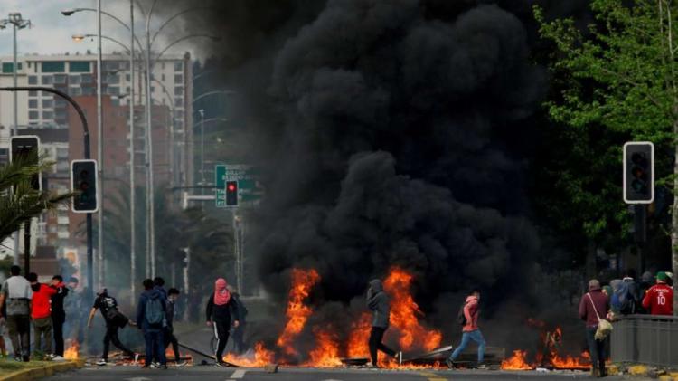 تشيلي: تمديد حالة الطوارئ مع استمرار الاحتجاجات والرئيس يعتبر بلاده في "حرب"