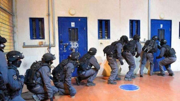 قوات القمع تقتحم قسم 4 في سجن "ريمون"